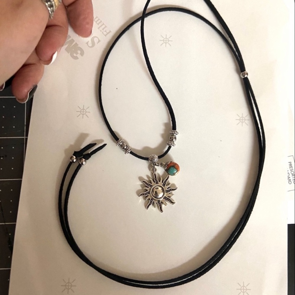 🔴 Silver sun black suede cord jasper necklace - Picture 4 of 8